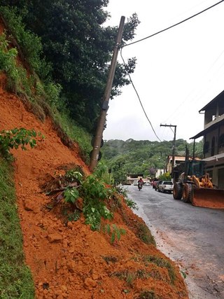 Poste com cabos telefônicos preso numa barreira em Marechal Floriano 3