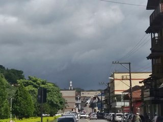 Tempo fecha em Marechal Floriano mas a chuva cai devagar e rápida