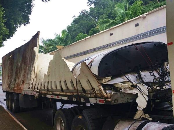 Acidente fere motorista e destroi carreta em Santa Maria de Jetiba 2