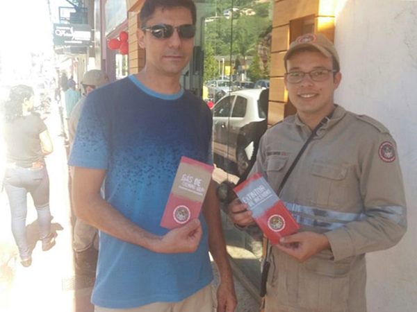 Bombeiros de Marechal Floriano distribuem panfletos orientando como evitar incendios 2