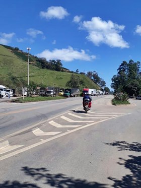 Caminhoneiros protestam contra aumento do combustível na BR 262 em Ibatiba 2