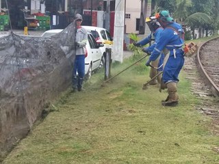 Capinzal que toma conta da ferrovia é aparado em Marechal Floriano