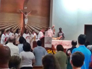 Católicos convivem com expressões de amor na noite deste domingo
