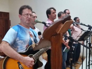 Católicos convivem com expressões de amor na noite deste domingo 2