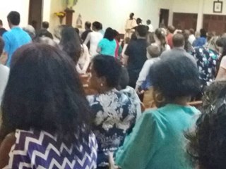 Católicos convivem com expressões de amor na noite deste domingo 3