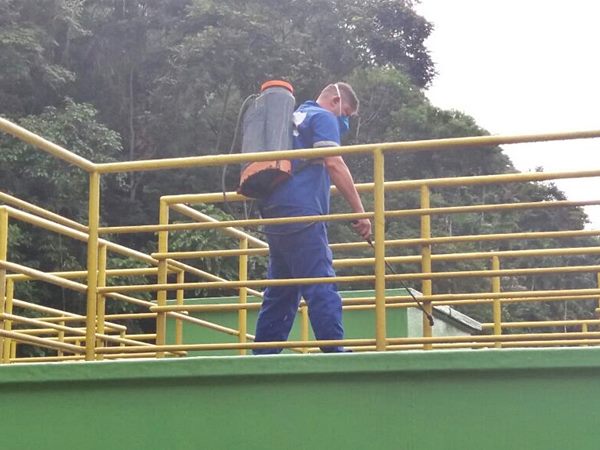Cesan aplica inseticida na estacao de tratamento de esgoto de Marechal Floriano para exterminar mosquitos 2