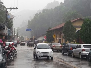 Chove forte em Marechal Floriano no fim da manhã 2