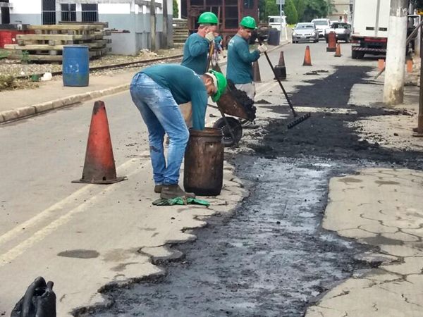 Continuam as reducoes dos entupimentos nas redes pluviais e operacao tapa buracos em Marechal Floriano 2
