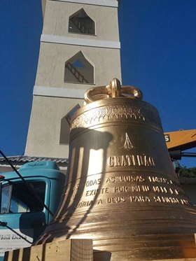 Dois sinos com o total de 860 quilos sao erguidos para a torre da igreja luterana em Marechal Floriano