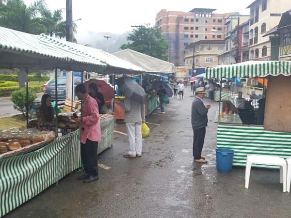 Estacionamento permitido tranquiliza feirantes e clientes da Feira da Roca em Marechal Floriano 3