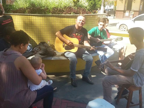Evangelicos retornam a pracinha e fazem sucesso com louvores em Marechal Floriano 2