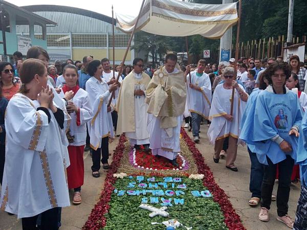 Festa de Corpus Christi leva mil e quinhentos catolicos as ruas de Marechal Floriano 04