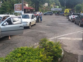 Filas imensas para abastecimento dos carros em Marechal Floriano 2