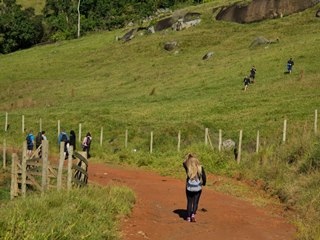 Jovens de Marechal Floriano realizaram caminhada neste domingo 28 em Pedra Azul