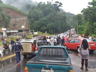Manifestação paralisou a BR 262 em Marechal Floriano na manhã desta sexta feira 25