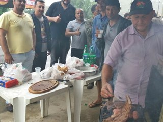 Moradores aprovam a manifestação na BR 262 em Marechal Floriano com churrasco no ponto de ônibus 