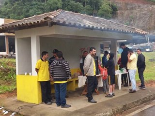 Moradores aprovam a manifestação na BR 262 em Marechal Floriano com churrasco no ponto de ônibus 2