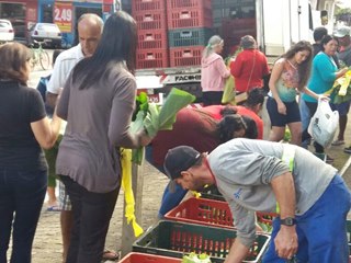 Moradores esvaziam parte de caminhão de verduras em dez minutos em Marechal Floriano