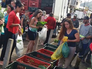 Moradores esvaziam parte de caminhão de verduras em dez minutos em Marechal Floriano 2
