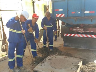 Prefeitura e moradores de Marechal Floriano aguardam asfaltamento em valas abertas para esgotos