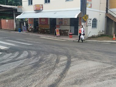 Vazamento espalha combustível de veículo nas ruas em Marechal Floriano