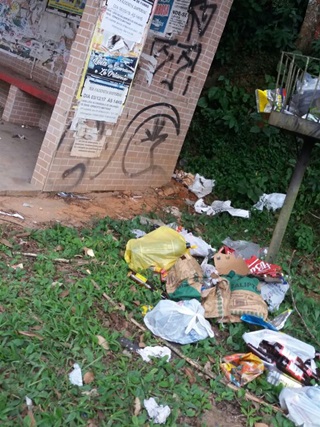 Abrigo para passageiros de ônibus vira depósito de lixo na entrada da estrada velha de Campinho 2