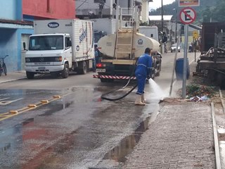 Areia e lixo procedentes da festa de Corpus Christi em Marechal Floriano são removidos nesta manhã