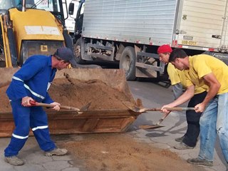 Areia e lixo procedentes da festa de Corpus Christi em Marechal Floriano são removidos nesta manhã 01