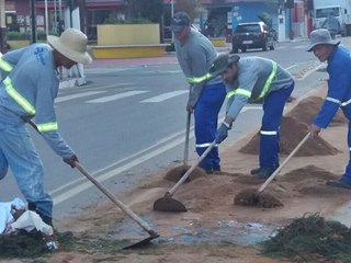 Areia e lixo procedentes da festa de Corpus Christi em Marechal Floriano são removidos nesta manhã 5