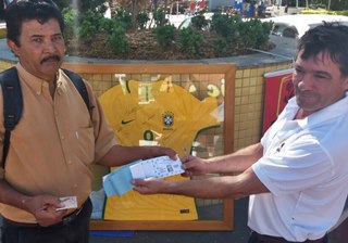 Aumenta a venda de bilhetes da camisa número 9 assinada pelos jogadores da Seleção Brasileira 2