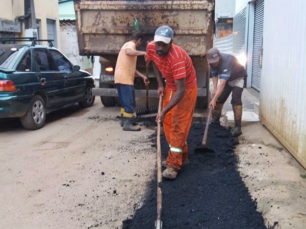 Buracos nas estradas pavimentadas sao tapados com massa asfaltica em Marechal Floriano 2