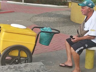 Cai a venda de picolés nas ruas de Marechal Floriano 2