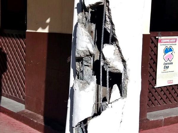 Caminhao colide e destroi poste de luz em Marechal Floriano 3