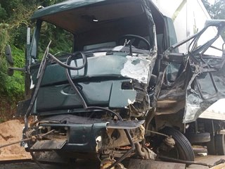 Caminhões destruídos em acidente atraem a atenção de que passa pela Rodovia BR 262 3