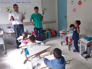 Crianças recebem mudas de árvores nativas no Dia Mundial do Meio Ambiente em Marechal Floriano 2