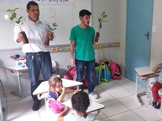 Crianças recebem mudas de árvores nativas no Dia Mundial do Meio Ambiente em Marechal Floriano 3