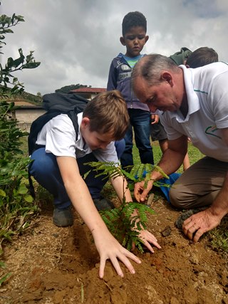 Crianças se unem para reflorestar margens do Rio Jucu durante o Dia Mundial do Meio Ambiente