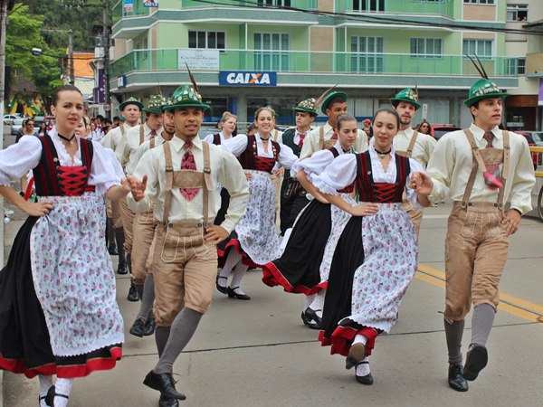 Desfile celebra tradições italianas e alemãs em Marechal Floriano
