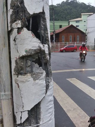 Empresa de energia elétrica no Estado substituirá poste atingido por caminhão em Marechal Floriano 2