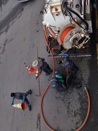 Equipe técnica da CESAN desentope esgotos no centro de Marechal Floriano