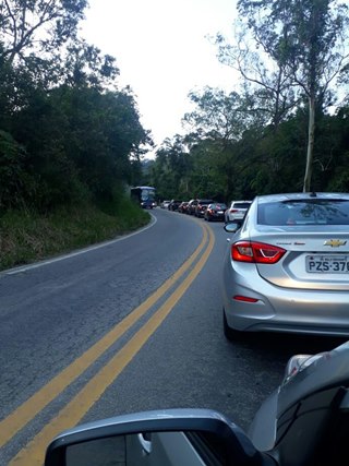 Feriadão atrai multidão às montanhas do Estado e provoca engarrafamento na BR 262 2