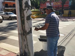 Funcionário de empreiteira da EDP recupera poste atingido por caminhão em Marechal Floriano