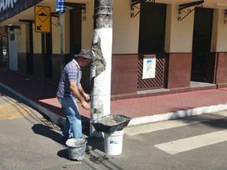 Funcionário de empreiteira da EDP recupera poste atingido por caminhão em Marechal Floriano 3