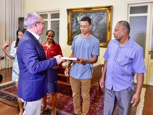 Governador recebe jovem que foi personagem da nova campanha do Ocupação Social