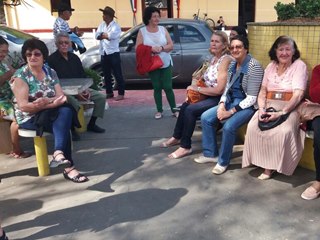 Idosos de Marechal Floriano se divertem dançando na tarde desta quinta feira 23