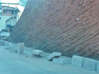 Pista asfaltada recentemente ganha meio fios para dar segurança aos moradores em Marechal Floriano
