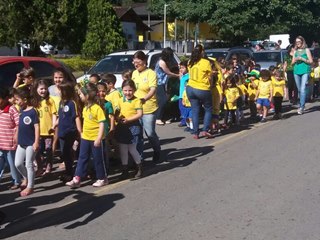 Torcedores mirins da Seleção do Brasil passeiam em Marechal Floriano