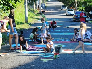 Vizinhos se unem para decorar a rua para a Copa do Mundo 3