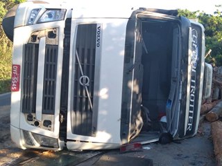 Carreta tomba e fecha a BR 262 no fim da madrugada em Domingos Martins 2