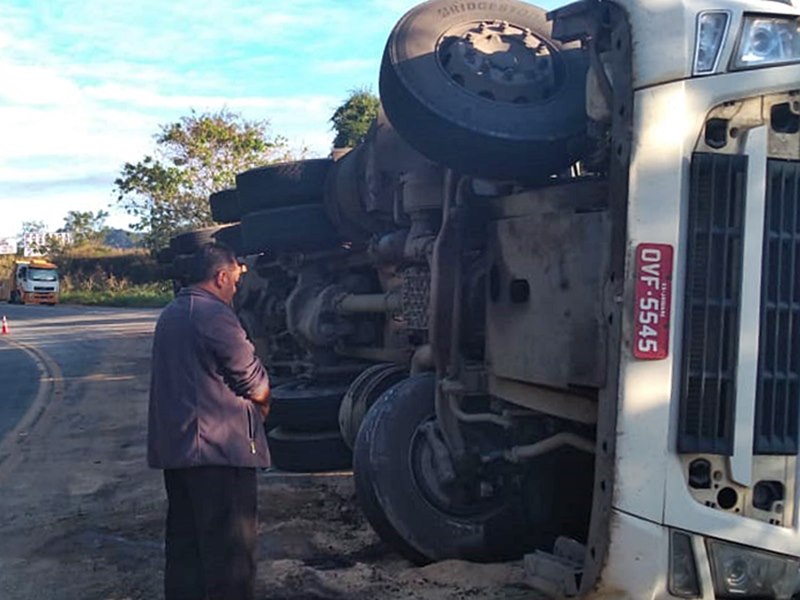 Carreta tomba e fecha a BR 262 no fim da madrugada em Domingos Martins 3